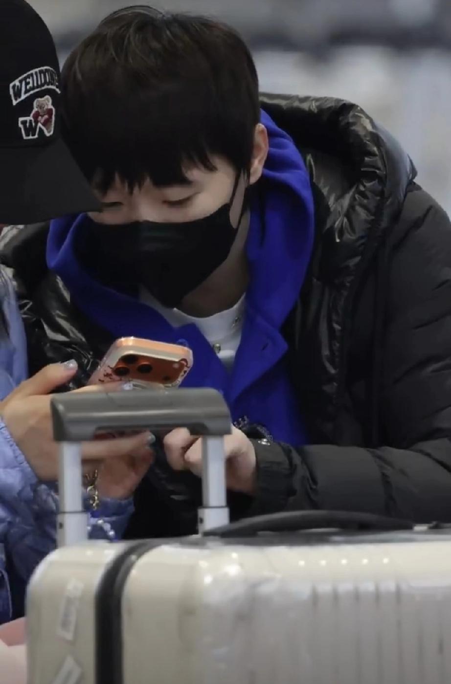 今日风尘仆仆从多哈赶回北京的王曼昱和国乒团队，一起顺利落地首都机场。王曼昱看起