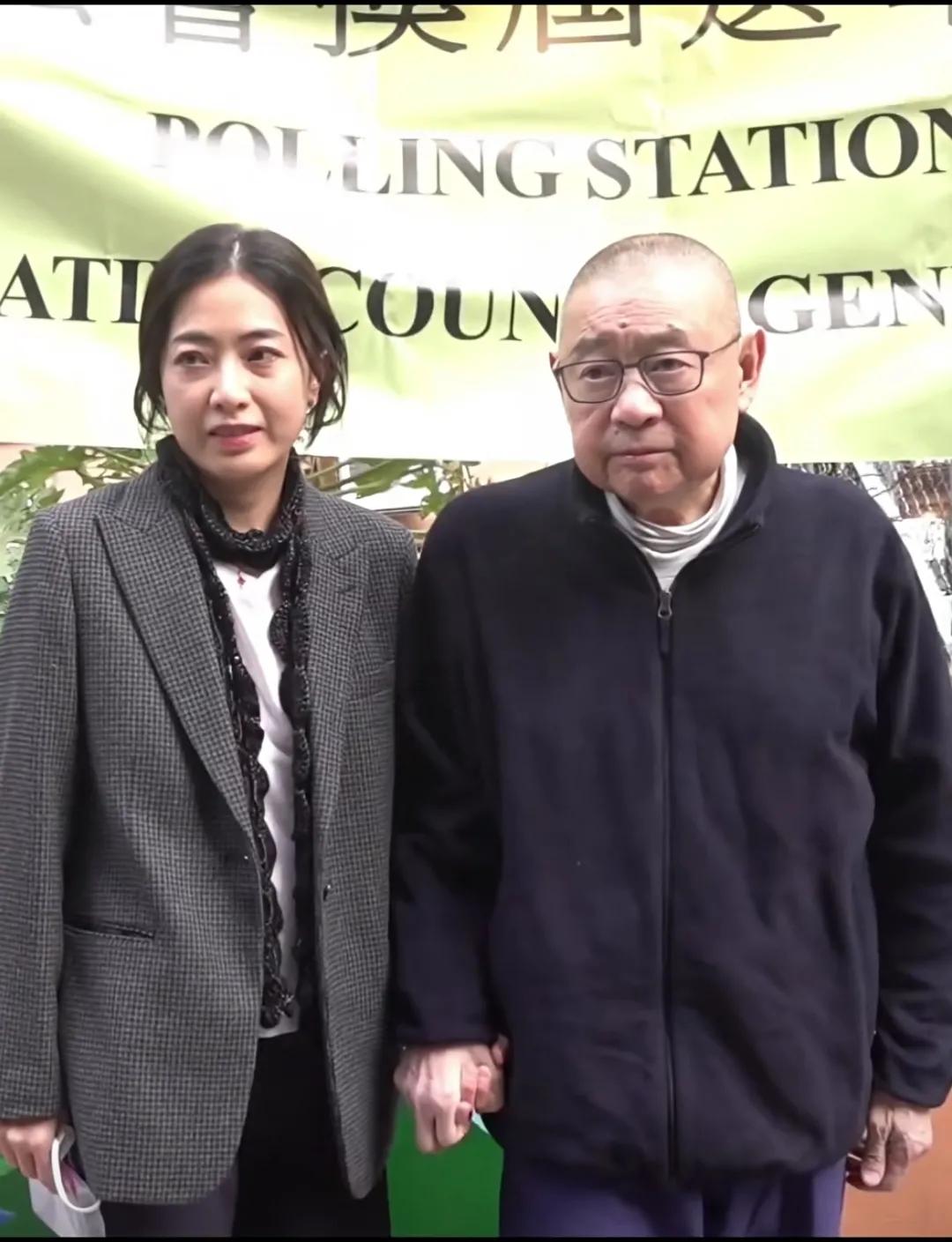 爱情不分年龄，46岁的甘比和74岁的刘銮雄越来越夫妻相了。刘銮雄大家肯定不陌