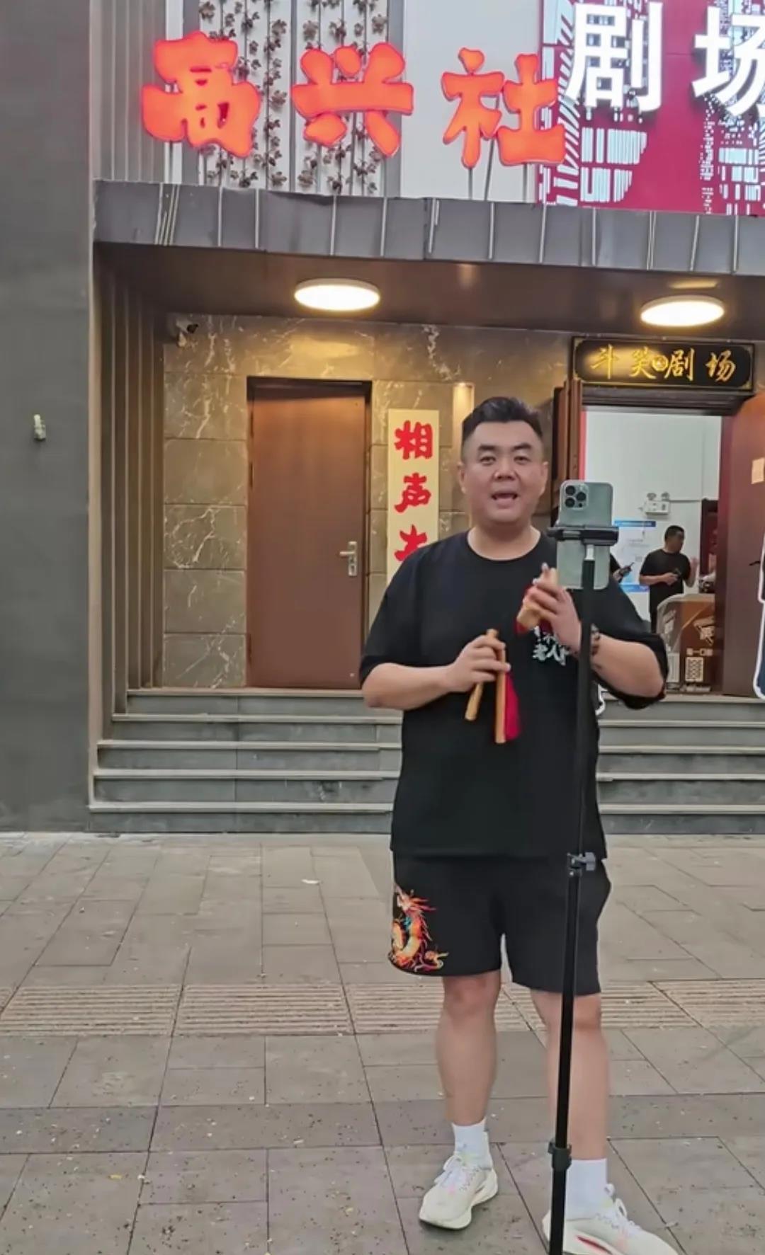 当初谁说的南郭北张，真的害了他，全世界就他认真了，现在张伯鑫在寸土寸金的王府井也