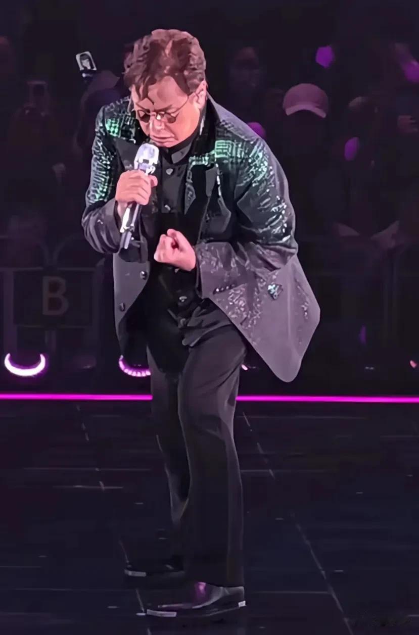 票价这道坎，谭咏麟算是打了个样。他七十六岁，十场红馆，最高的那档一千二百八，最低