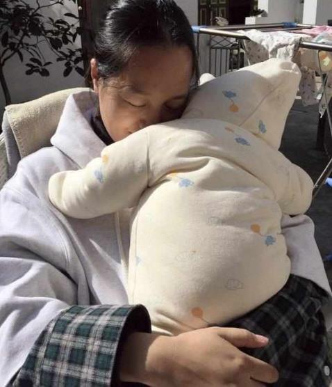 朱丹深夜起来母乳喂奶, 网友: 母乳妈妈最伟大!