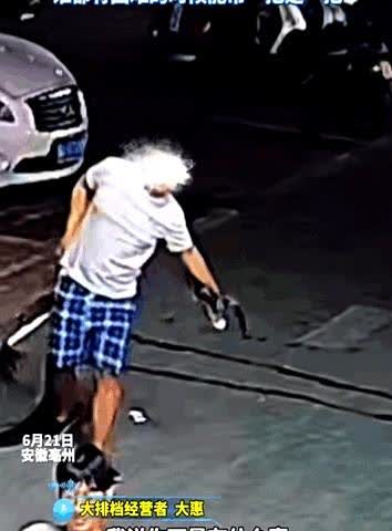 活该她发财！安徽亳州，手提大包的男子，像是在逃荒，凌晨12点了还在一饭店