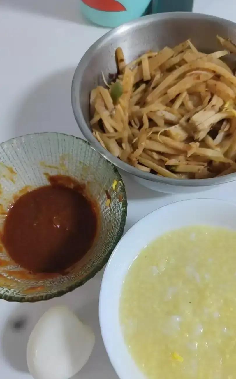 我刷到个帖子，说年轻人跟老人同住开始流行“各吃各的”博主让婆婆来家里短住，头几天