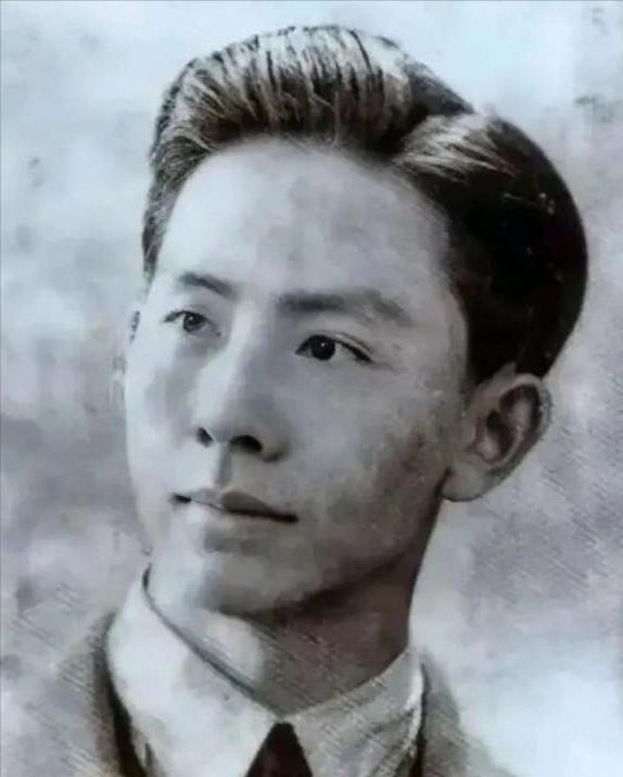 1948年，一位共产党员被捕，为了保命，他主动交代了一份12人的名单。特务们大喜