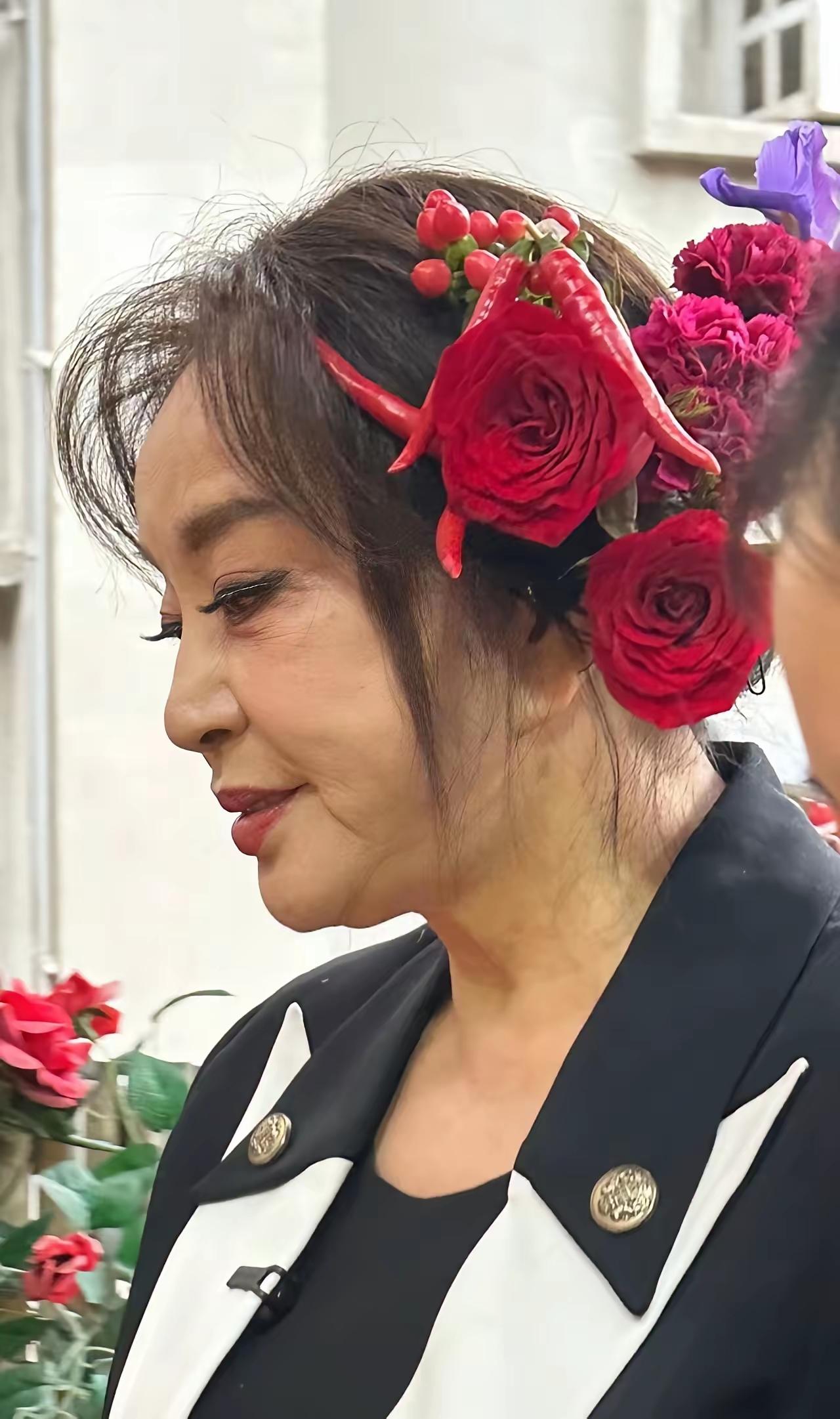 近距离看刘晓庆的生图，不得不说，年纪到了还化这么浓的妆，反而有点显违和，