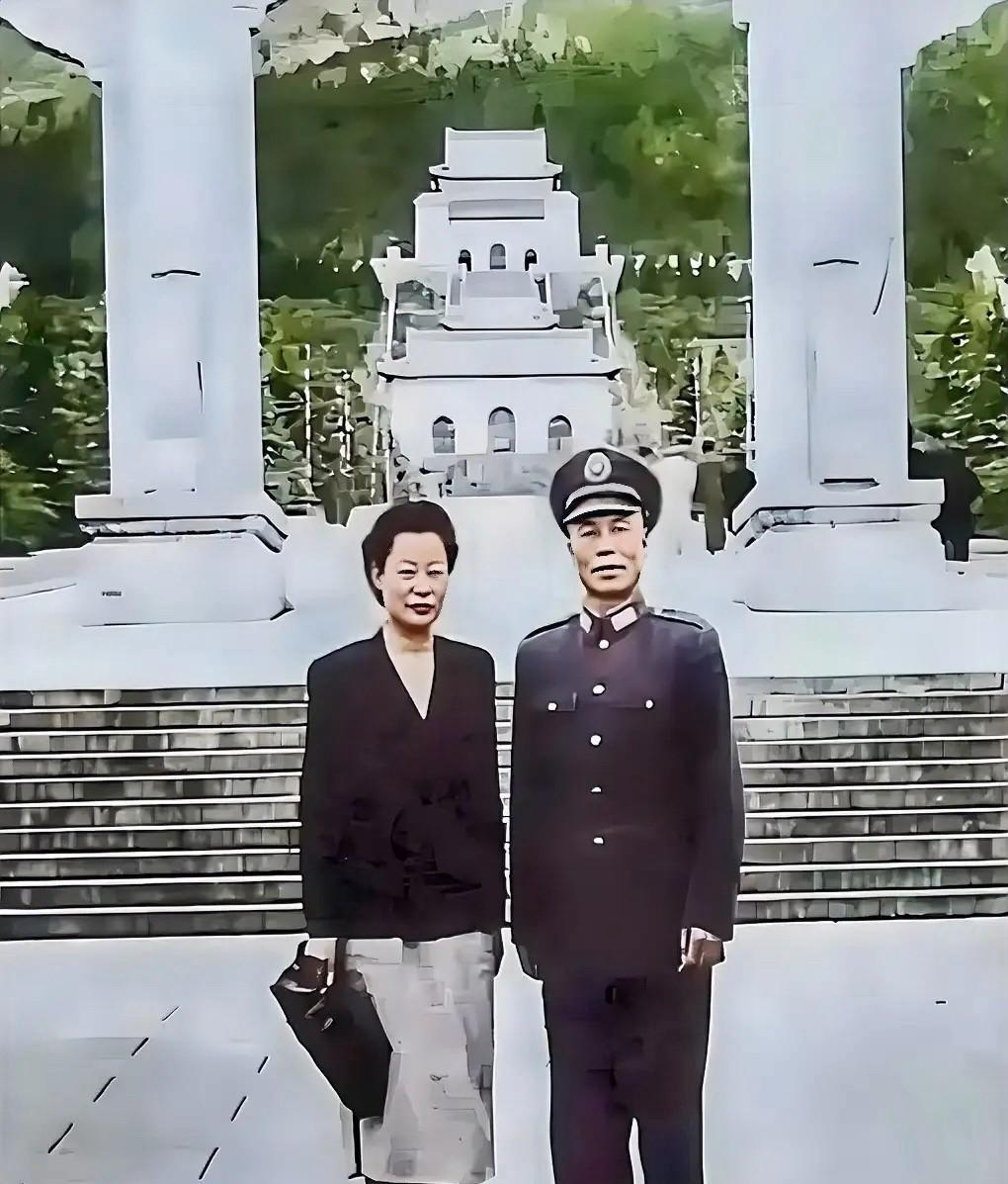 1946年，南京，李宗仁携夫人郭德洁来到中山陵前的合影老照片，镜头中的李宗仁穿着