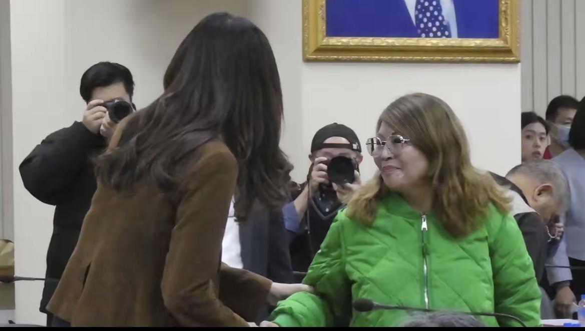 何鹰鹭穿绿衣怼郑丽文：“变绿了”三个字，戳穿国民党的遮羞布！郑丽文一句“怎么穿这