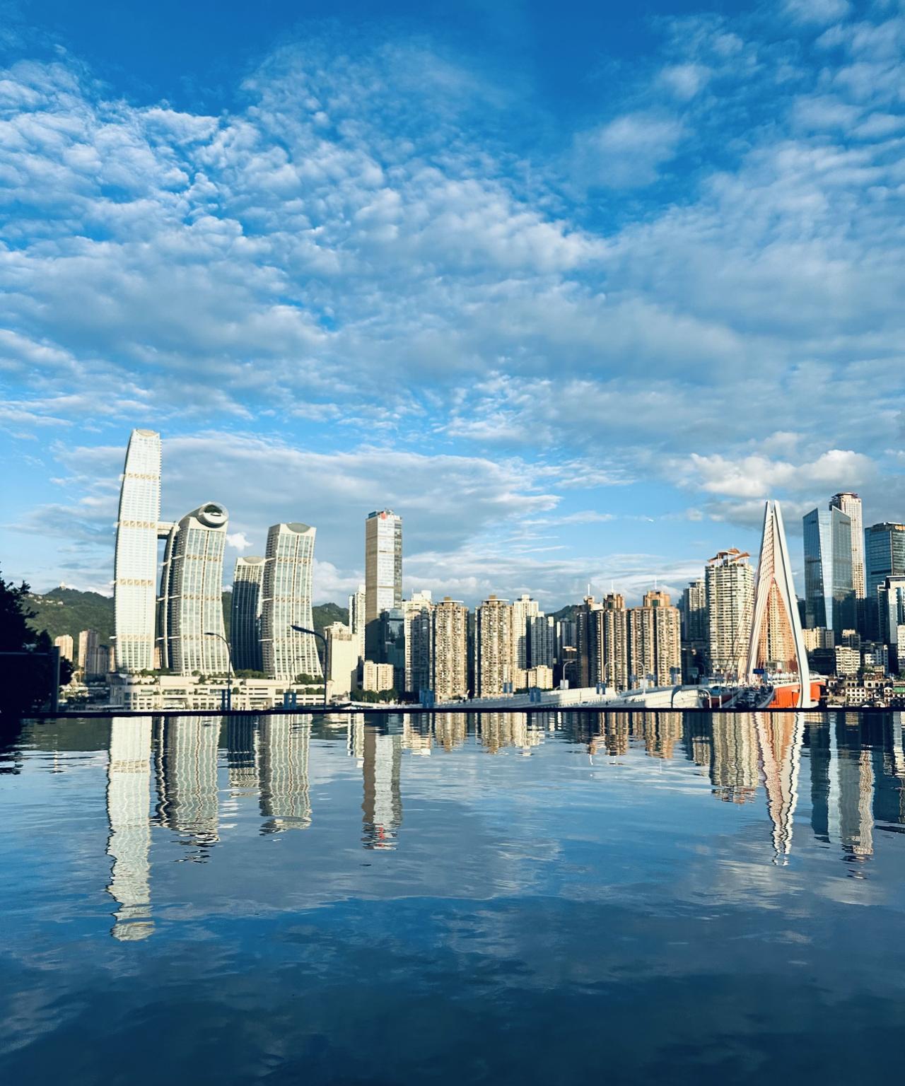 7月24日傍晚，重庆渝中半岛的天空之境，真的太美了！蓝天白云晴空万里！我在地铁6
