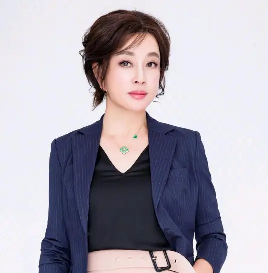 刘晓庆被曝离婚后，有记者当面问她：都74岁了为什么还要折腾？对此她丝毫没有觉得尴