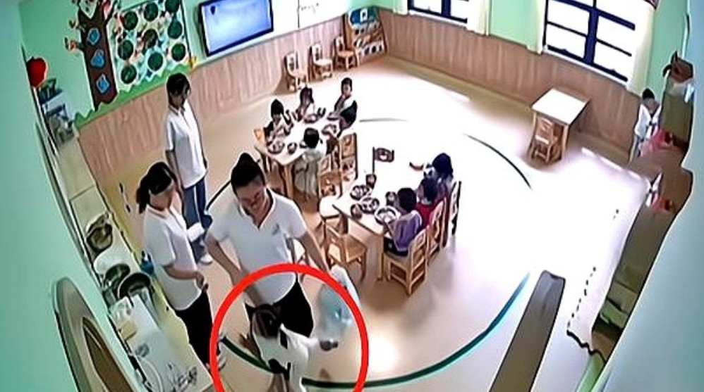 四川一4岁小女孩跟妈妈多次说不想去幼儿园，不想喝幼儿园的汤，母亲感觉不对劲，于是
