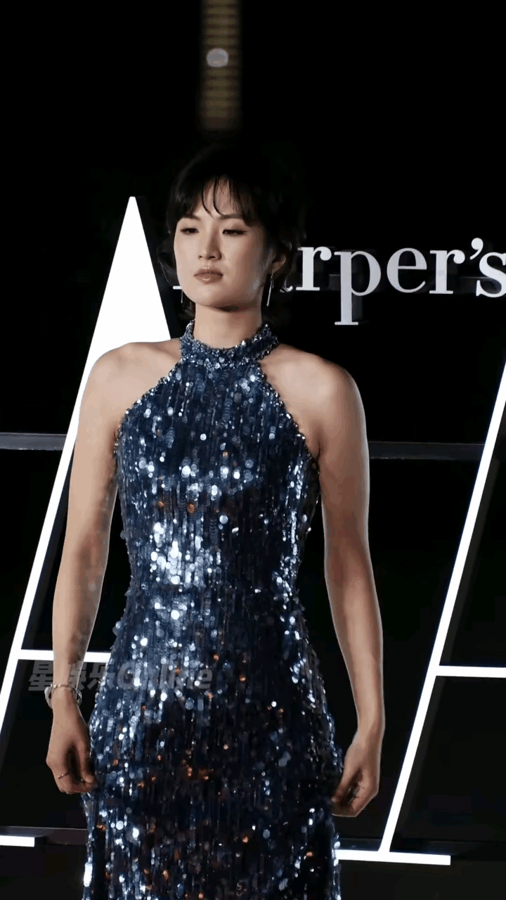 这个美女越看越眼熟，越看越耐看，越看越像那个谁。她是谁，您认出来了吗？