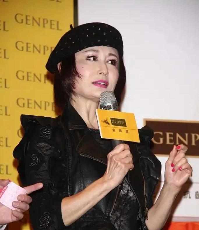 80岁的潘迎紫，简直是“时间逆行者”！她以少女姿态惊艳岁月，皮肤紧致、眼神灵动，