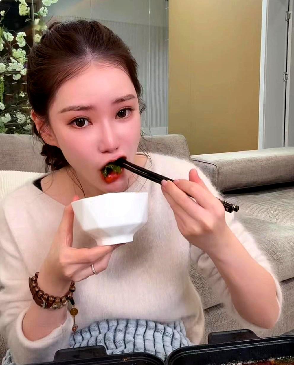 马筱梅:我酸辣都吃，现在是我的体重最高峰！她直播说自己啥好吃的都爱，坐飞