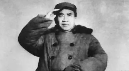 1929年，朱德正和妻子吃饭，突然十几个敌兵破门而入，大喊：“谁是朱德！”危急时