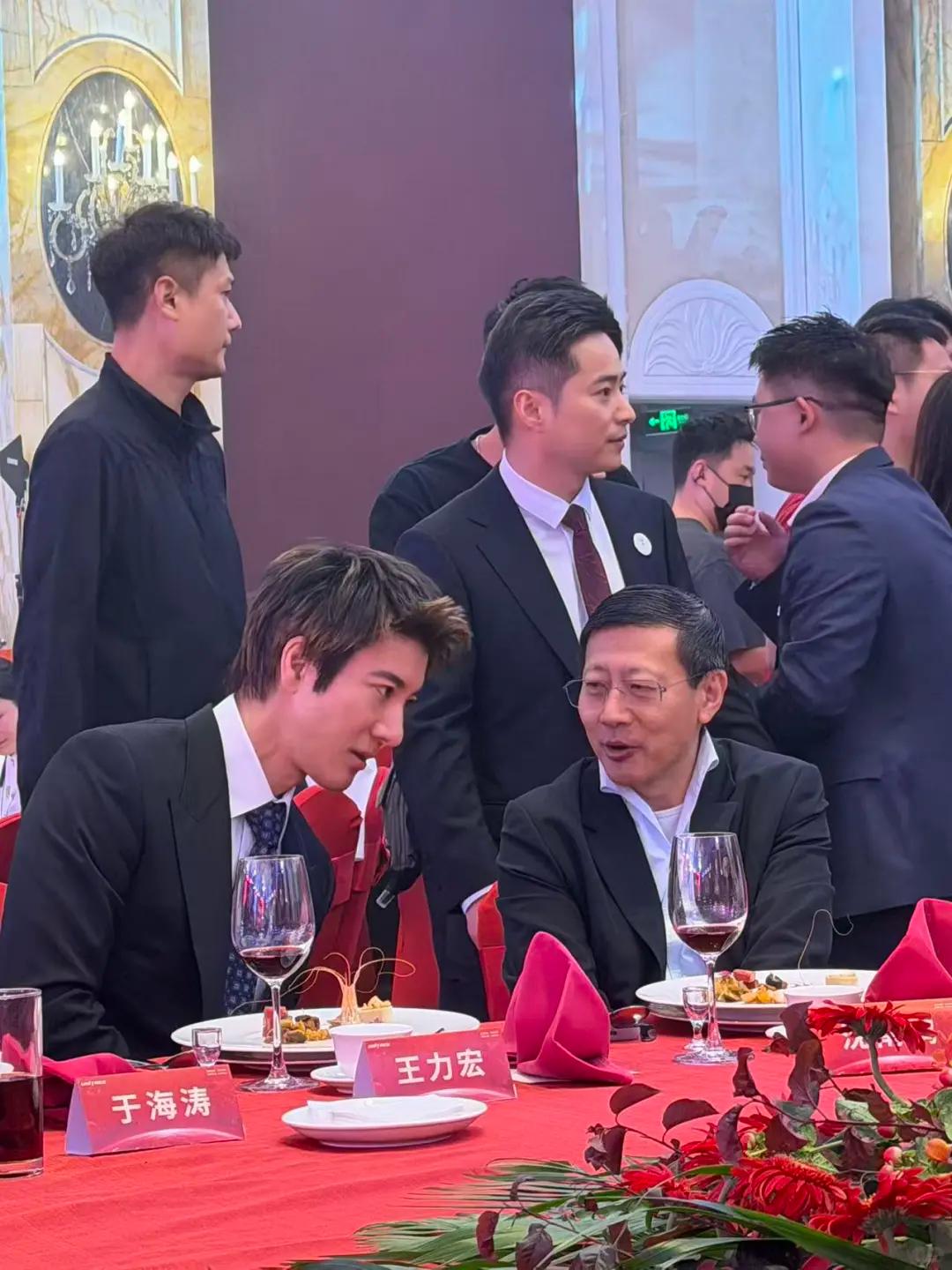 宇树敲钟现场惊现王力宏！疑似参股？宇树科技上市晚宴现场活捉王力宏🥂，一身