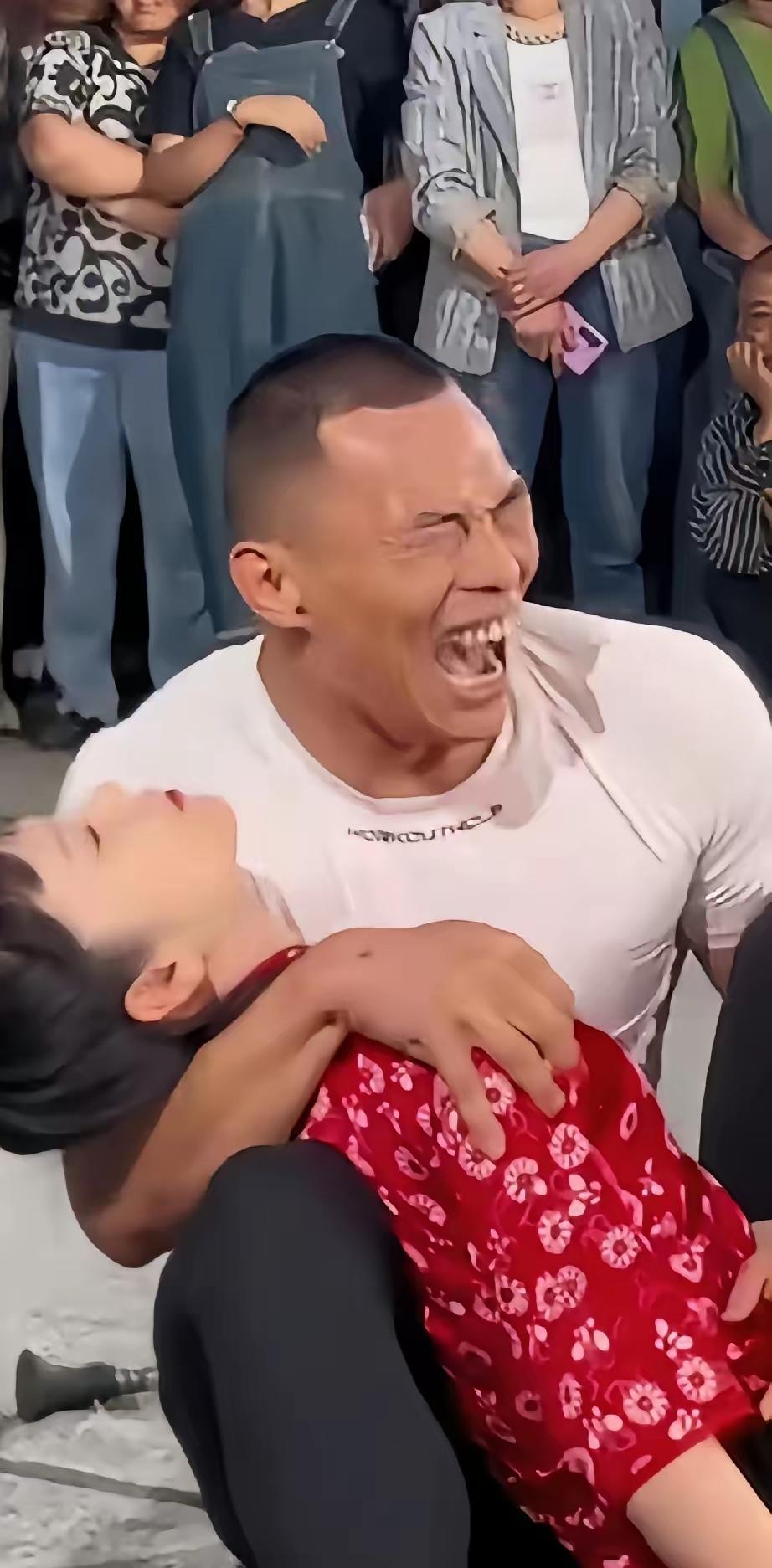 听说是心梗走的，一个好男儿撕心裂肺的大哭。男儿有淚不轻弹，嚎啕大哭为情深。