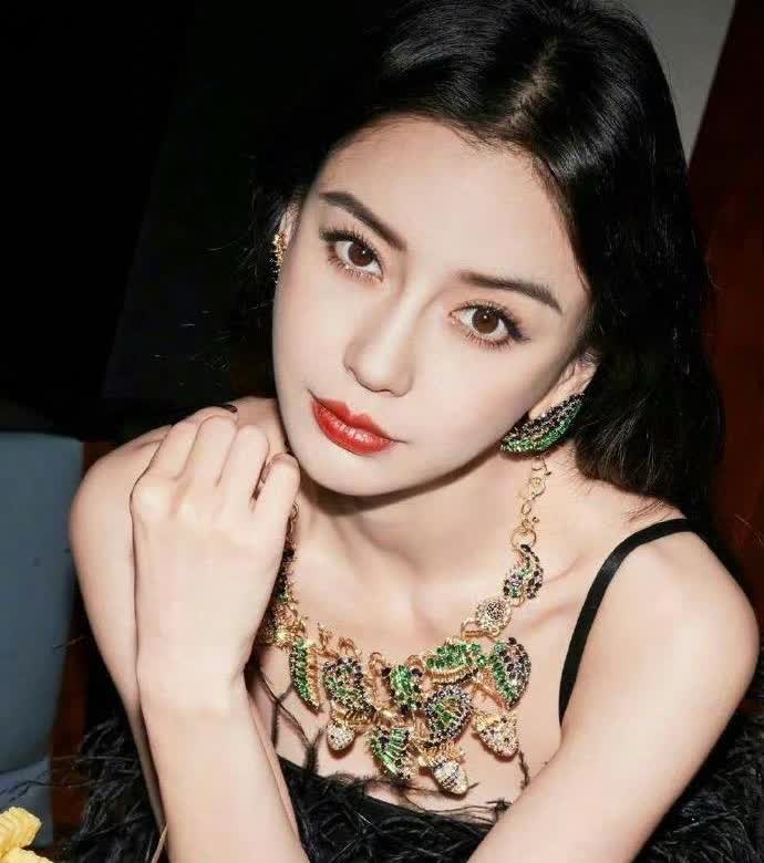 杨颖现在虽然回港圈发展了，但说实话那边真的给不了她什么资源，最多就是让她多走走红
