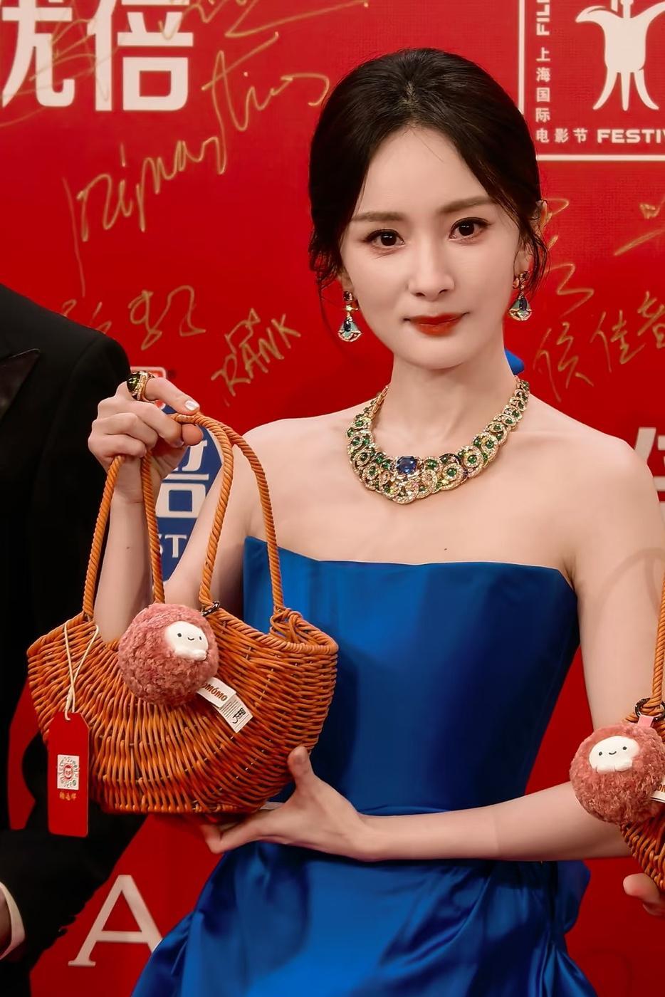 我表妹亲眼在上海国际电影节见过杨幂她比划着说杨幂瘦得像纸片人，巴掌大的脸在人群