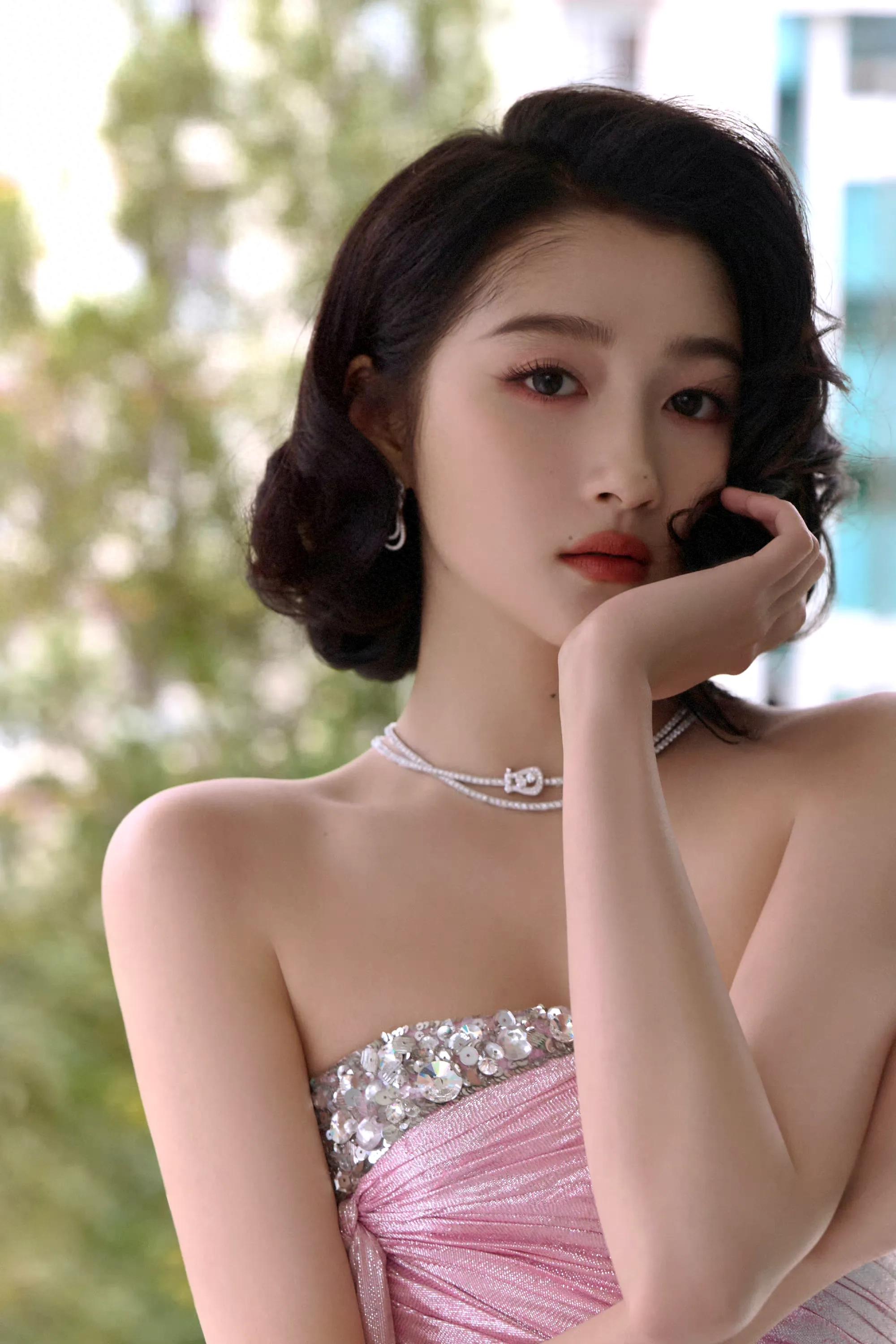 关晓彤戛纳国际电影节造型：浪漫绝美