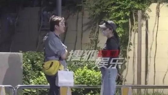 女演员刚官宣停工，结果当天深夜立马被拍到腹部隆起，在街头和朋友们聊天。娱乐圈里凡