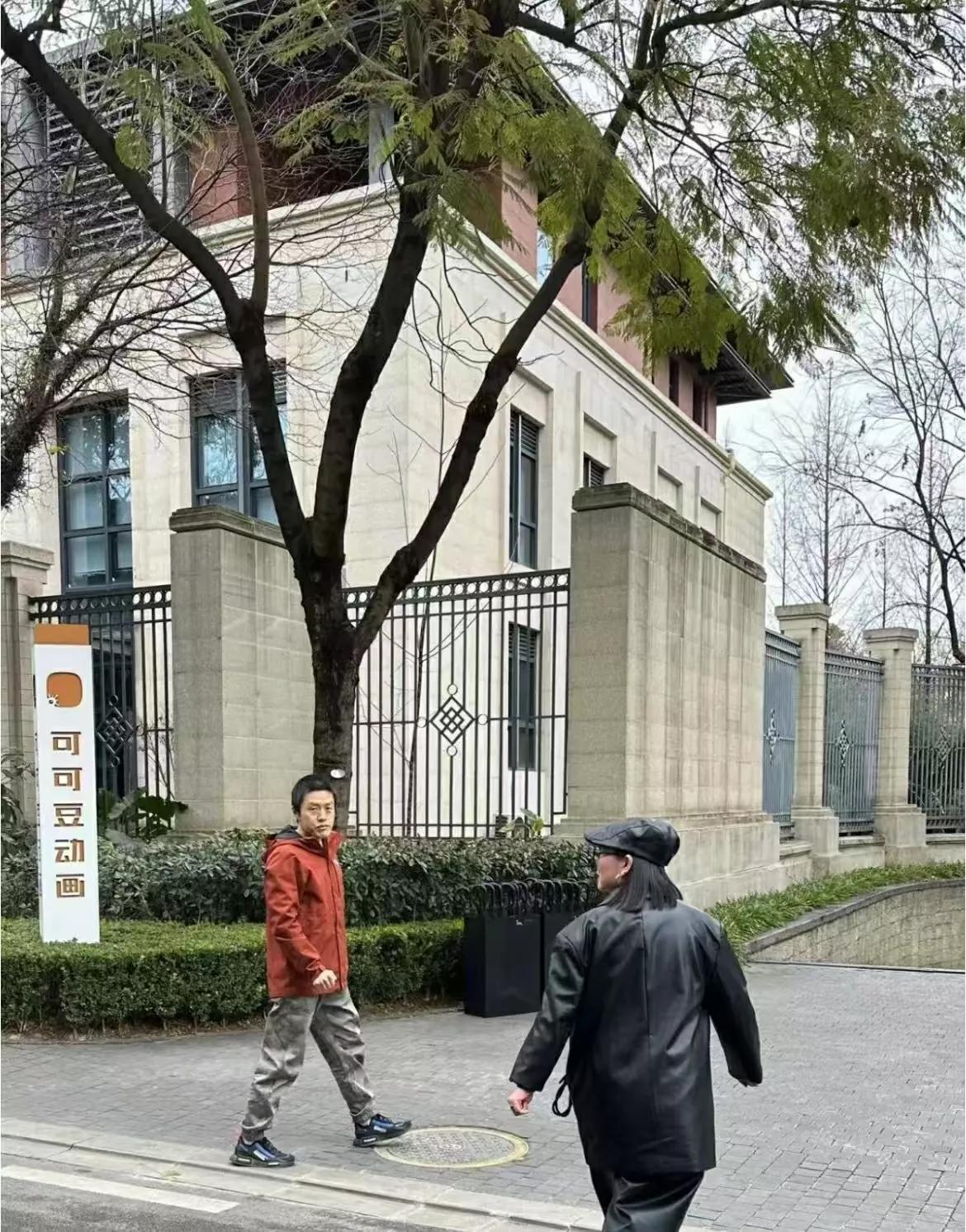 网友成都街头偶遇哪吒导演饺子，俩黑眼圈和哪吒一样，天府一街已成打卡地近日，电影