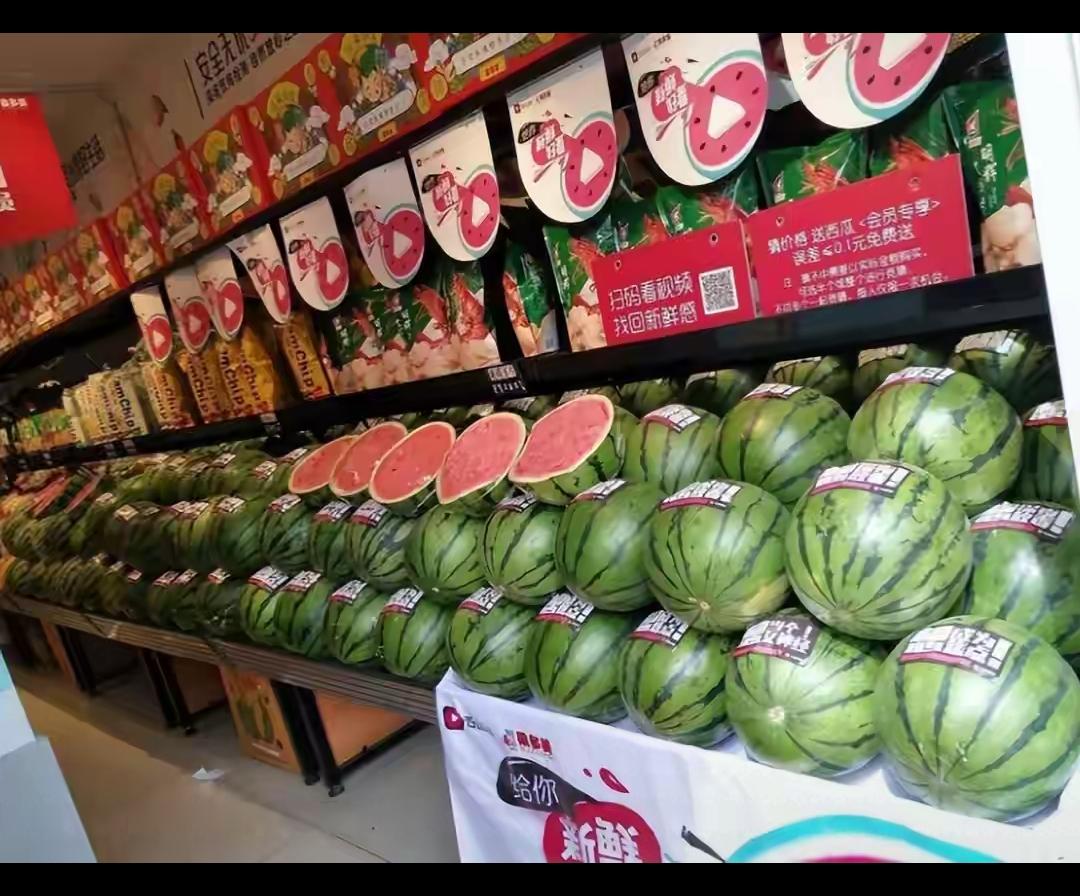 外网网友很难理解，地里低价滞销的西瓜，最后为何能在城市打开销路。河南不少瓜农迎来