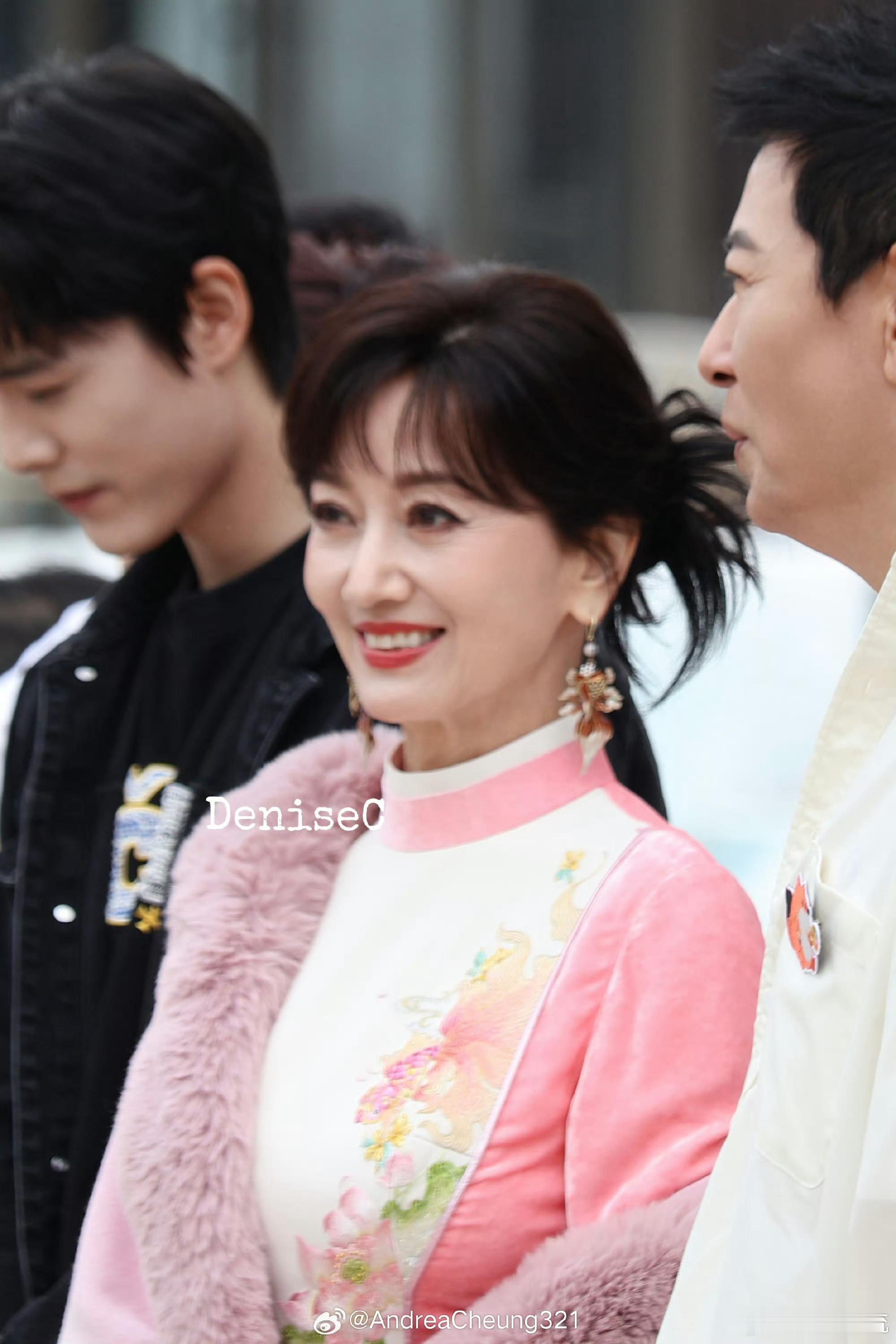 赵雅芝73岁状态刷到赵雅芝活动现场视频，走路轻盈神态自信，七十三岁依旧保持着绝佳