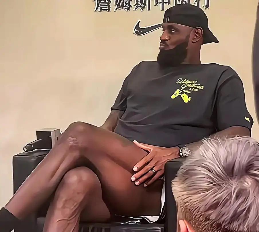 看一下詹姆斯的大腿，就知道他的力量何等恐怖了。也侧面反映了他私下一定相当的自律