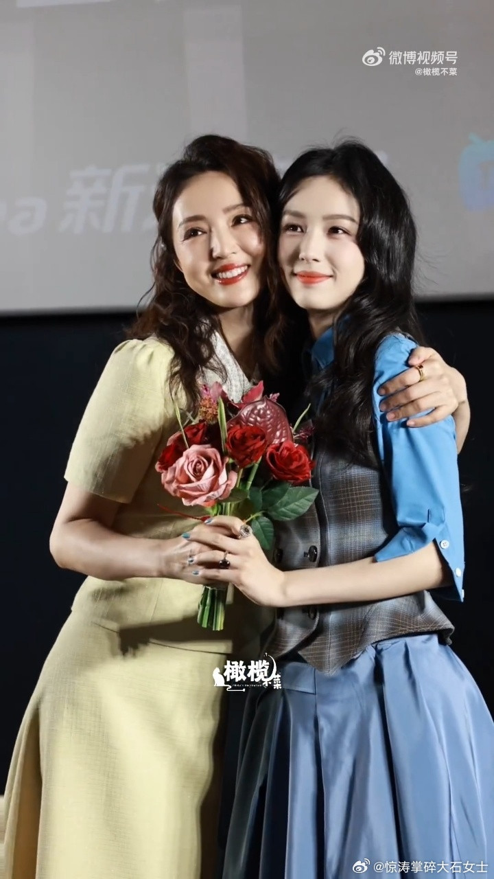 周也董璇贴脸搂腰合照周也董璇贴脸捧花合照晓兰芬儿母女发MVP结算画面了！周也董璇