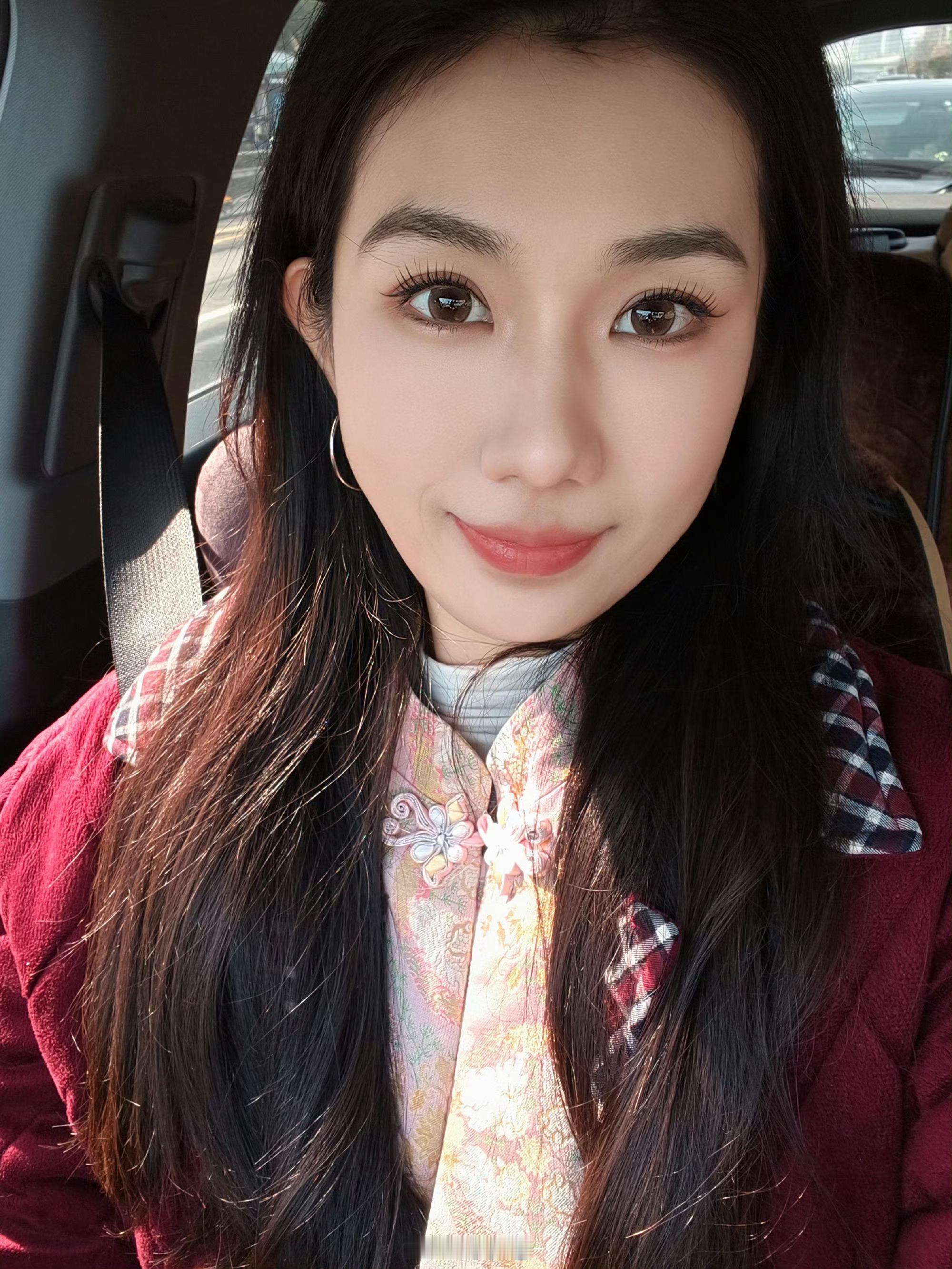 恶心穿搭但是睡衣真的很暖和呀[笑着哭]之前在湖北就是无论收拾的多好看，都抵不过一