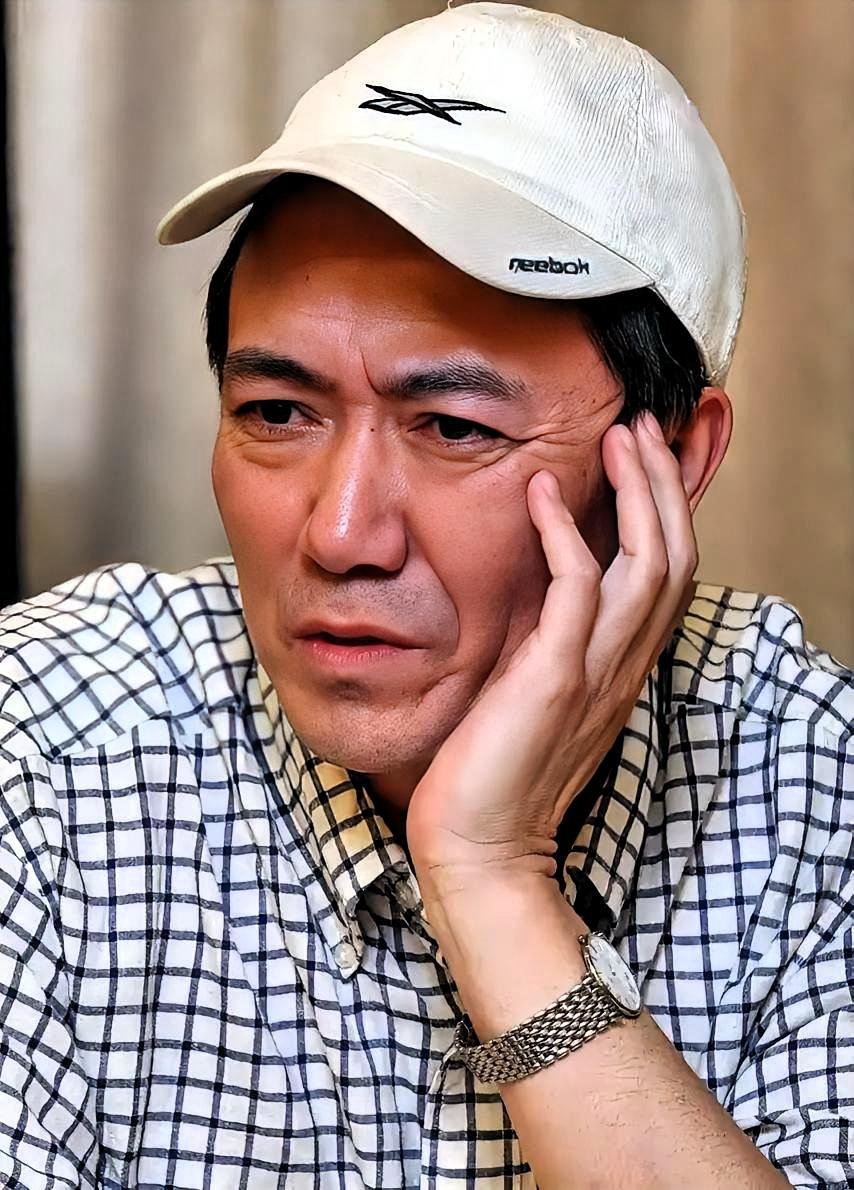 李幼斌父亲98，母亲95。每次去养老院看他们，他都要在车里先坐十分钟，把腰挺直了