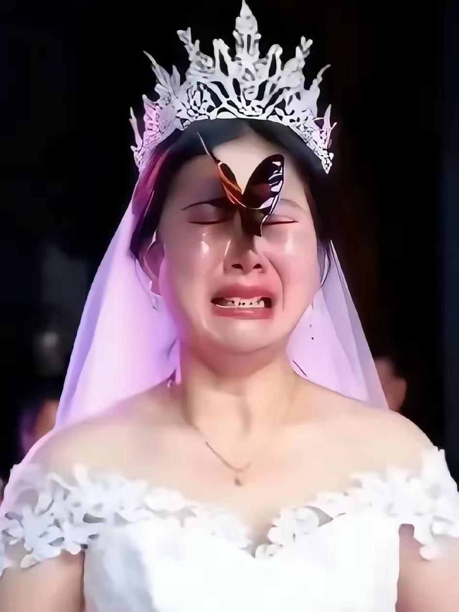 湖南岳阳湘阴县三塘镇有一场婚礼正在举行中，新娘还在对新郎笑呢，可是突然间流下眼泪