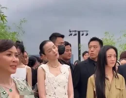 刘嘉玲此刻估计脑袋都要炸成“烟花”了！走也不是站也不是，光是想想，都替她急得直跺