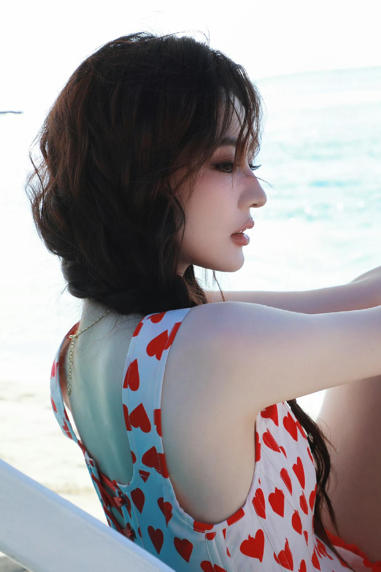 阳光，沙滩，海浪🌊，美女[滑稽笑]徐璐