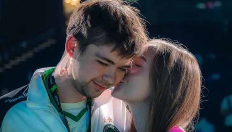 Malr1ne在个人电报频道分享了自己求婚成功的喜讯，在他发布的这段视频中女友的