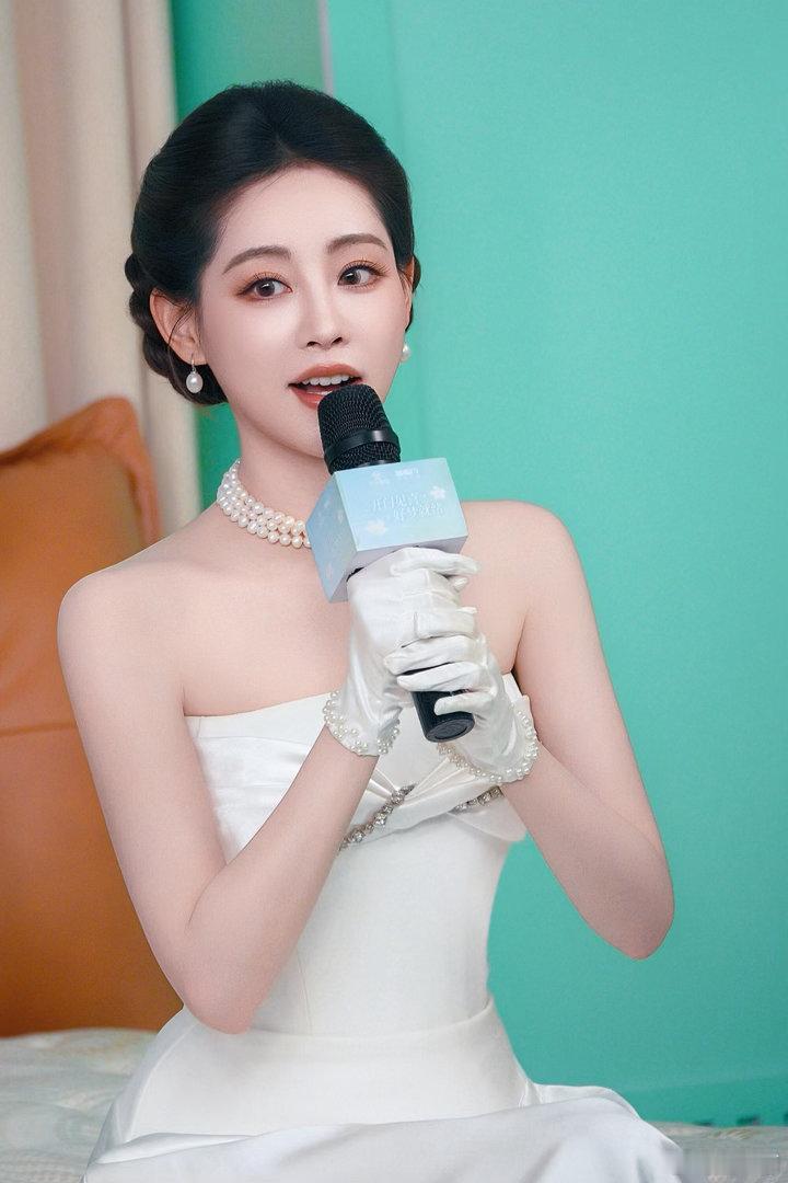 祝绪丹穿书来到现实活动现场颜值很抗打呀