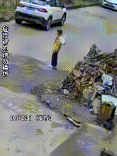“差点凭一己之力单杀自己！”江苏苏州，6岁男孩正在楼下玩，突然兴起，拿着塑料袋