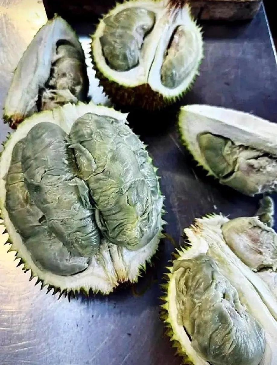没文化真可怕，哥哥从澳门打工回来带了一箱榴莲，分了几个给我们。榴莲切开后一股