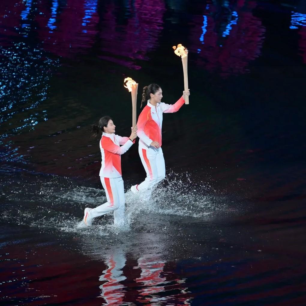 究竟是不是特效？这么深的水，正常裤子都应该裹腿上了但是这两人，裤子好像根本没