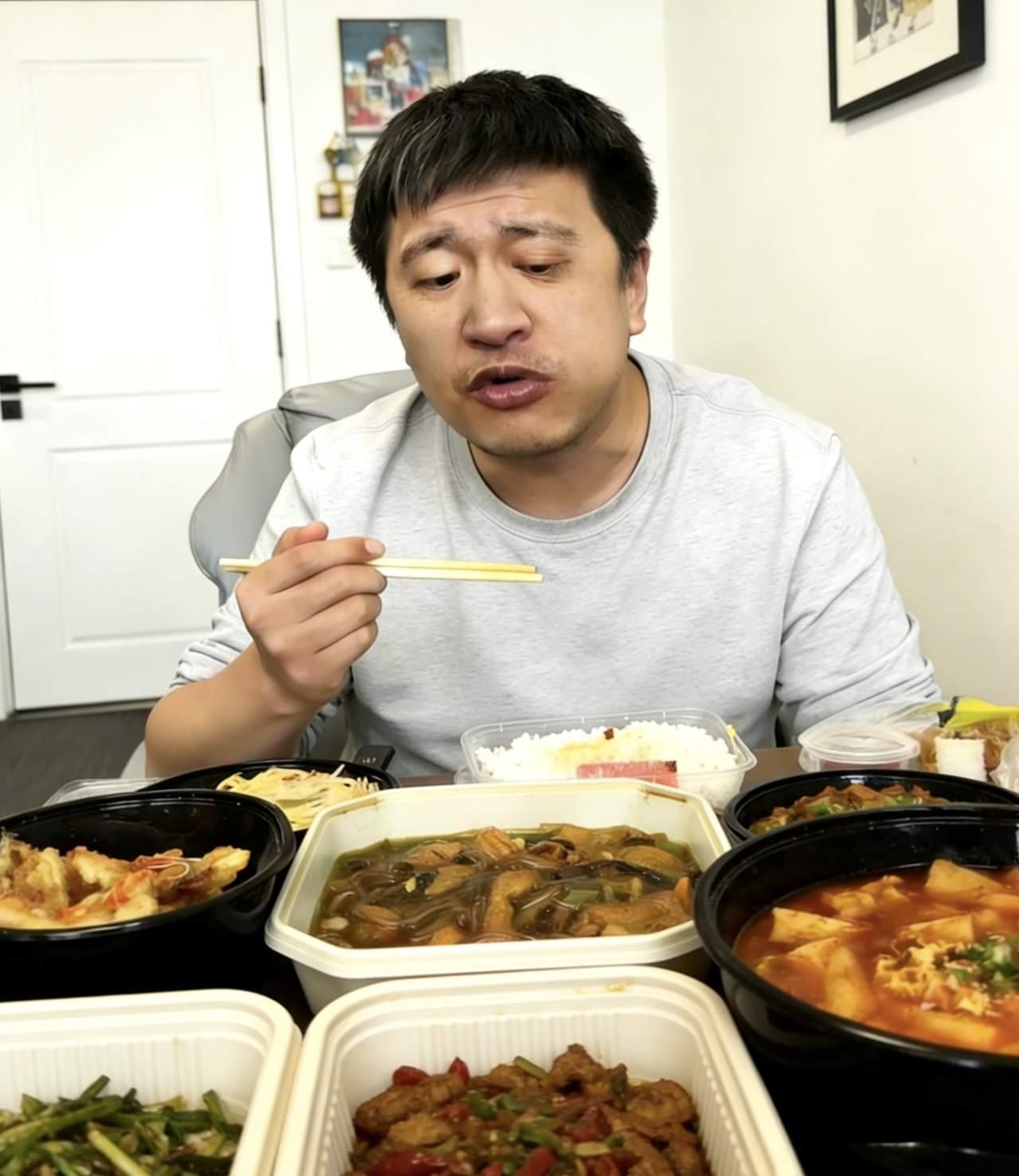 张雪峰去世了，没想到会有这么多人为他送行。我平时不怎么关注张雪峰，感觉这阵仗有