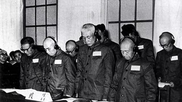 1959年，建国十周年之际，总理与特赦的国民党将领的合影，大家知道是谁吗195