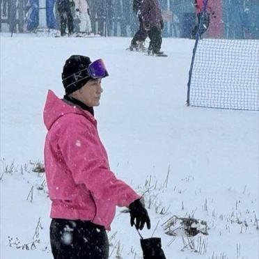 47岁李晨这老人味好重啊…这个年纪穿粉红色的外套真的想“粉色娇嫩”一点？站在人群