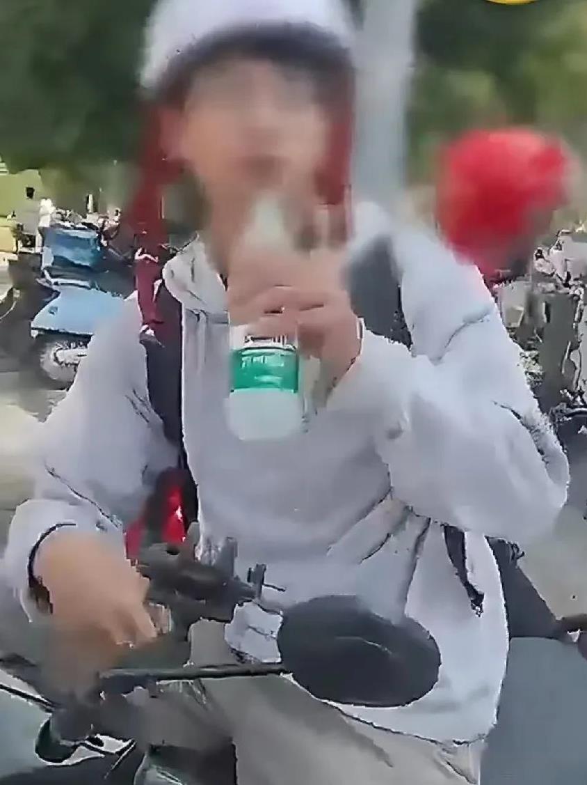 男生骑电动车与女生发生剐蹭，女生拿出手机拍摄并质问男生态度差，而男生全程就重复一