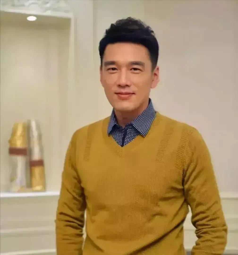 别再说娱乐圈没真朋友了。王耀庆和佟丽娅，这一对怎么做到的？连吃三顿饭，硬是吃