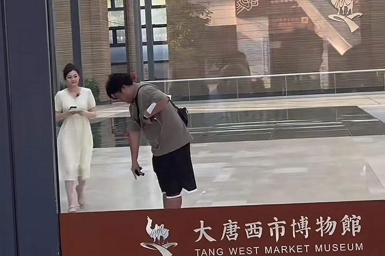 刚才刷到盼盼在西安的切片直播开始前书博导演指哪儿盼盼就乖乖站在那儿，不像某人