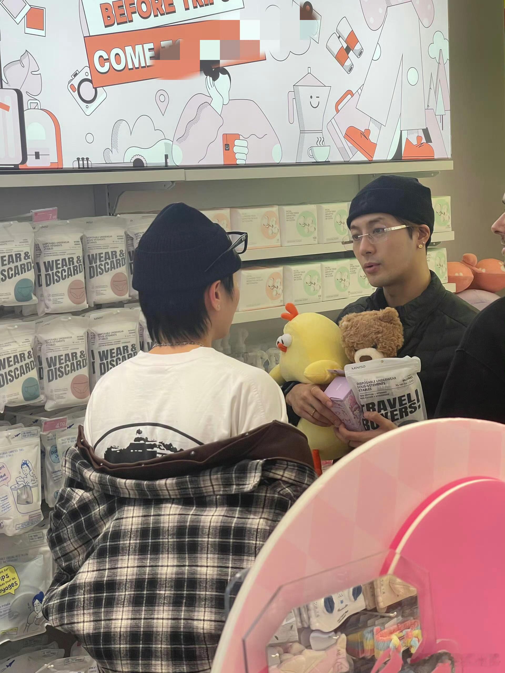 谁不想偶遇王嘉尔？东京街头被嘱咐保护自己，上海见他骑共享单车，巴黎遇他逛街，帅气