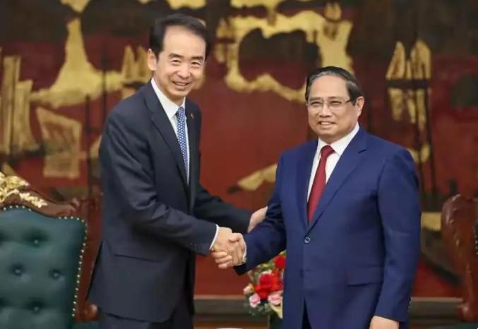 越南总理卸任前全面拥抱中国标准，坚持扔掉法国百年米轨！4月5日，越南上演了一