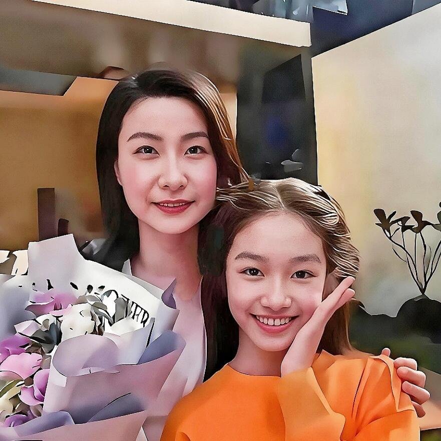 郭晶晶与霍启刚的二女儿霍中妍清晰正脸照。惊艳了！母女俩的出众颜值与低调气质，真的