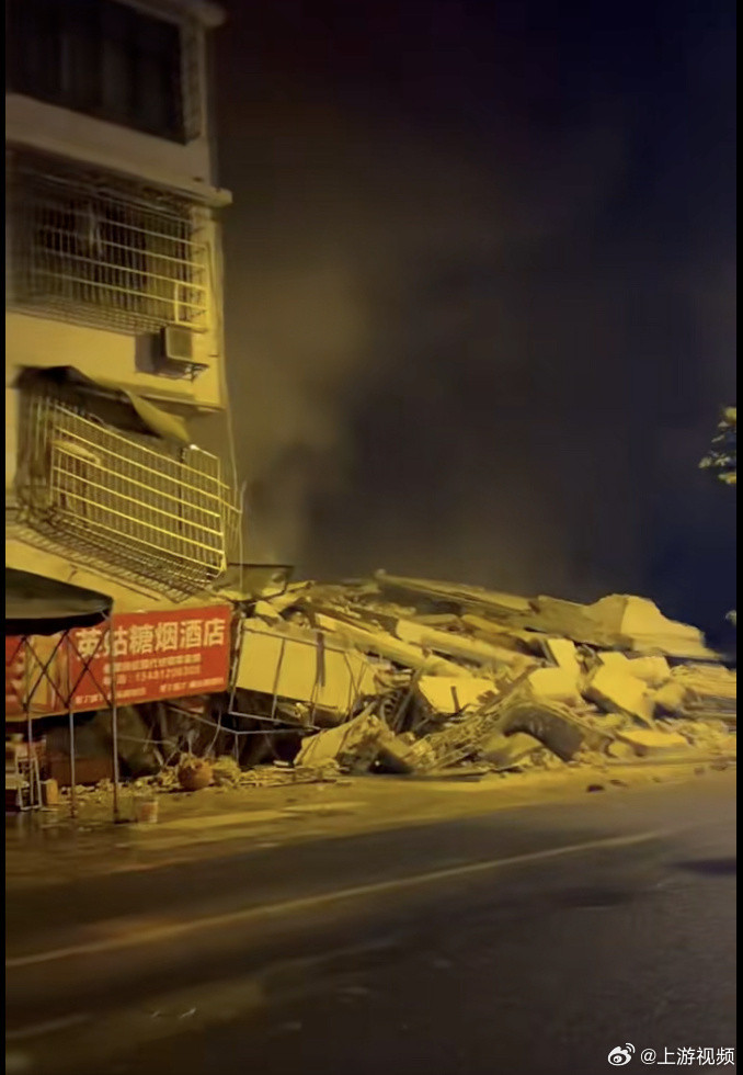 【#柳州倒塌的糖烟酒店老板人没事#】#柳州地震房屋倒塌目击者发声#据中国地震台网