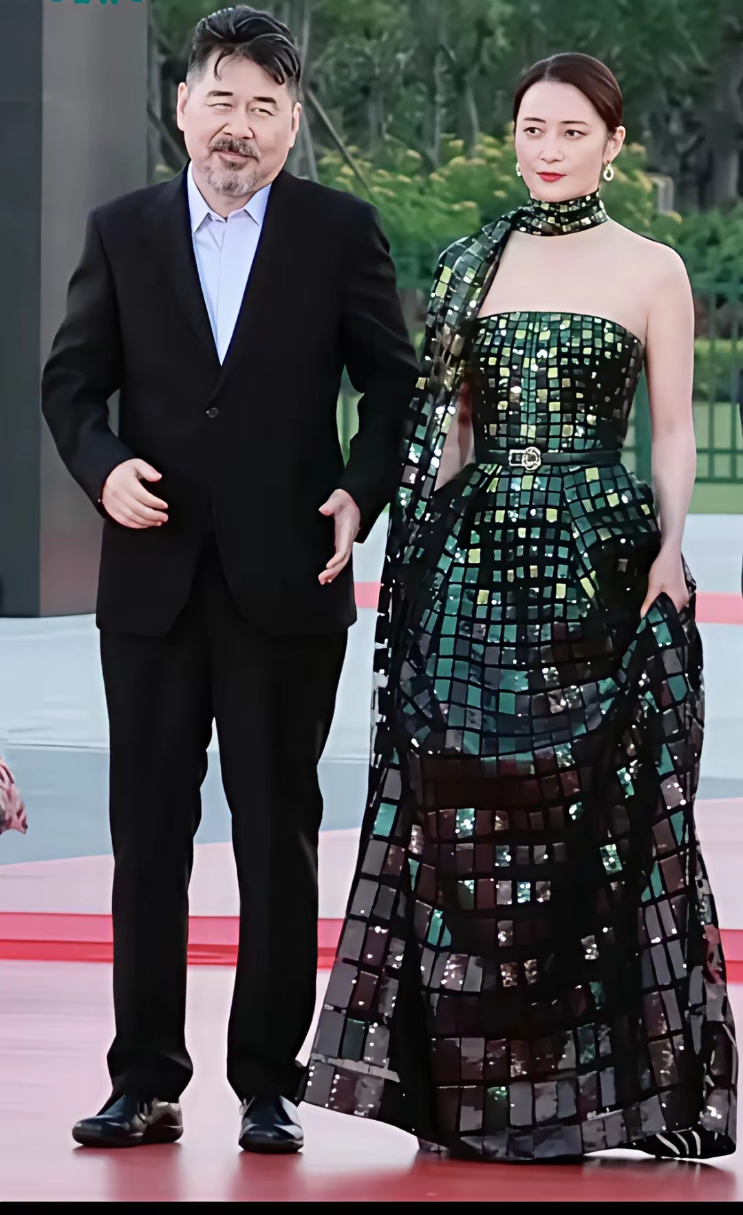 蒋勤勤这感情路真是充满争议。2002年拍《白发魔女》时，于佳卉怒斥她插足自己和导